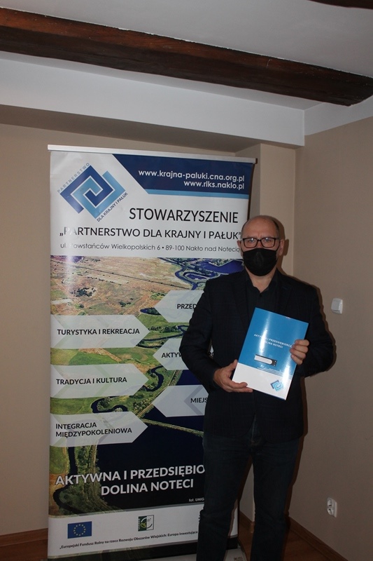Reprezentant Klubu Turystyki Noteć z podpisaną umową.