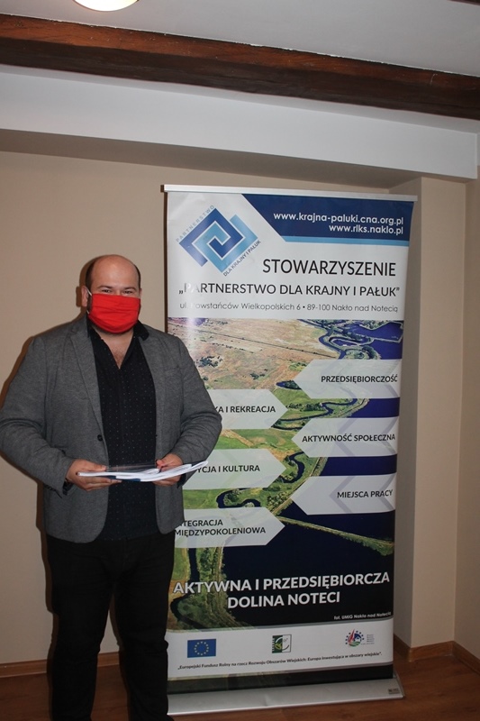Reprezentant Alfabiznes z podpisanymi umowami.