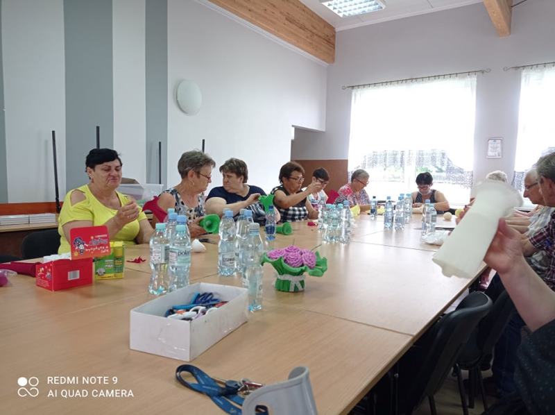 uczestnicy wykonują kwiaty z krepy i bibuły