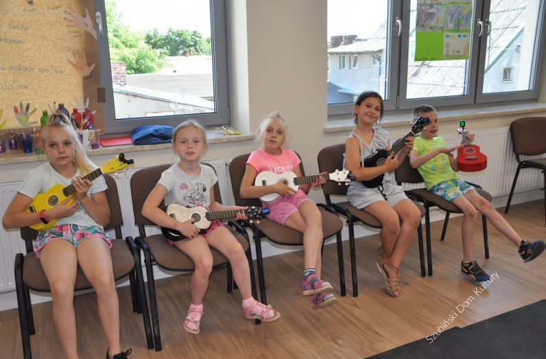 uczestnicy projektu grają na ukulele