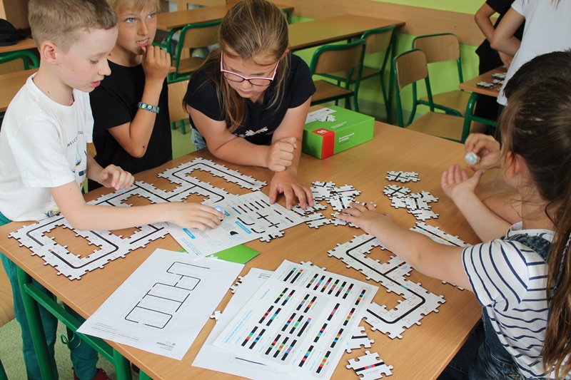 Dzieci układają puzzle.