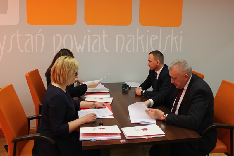 Przedstawiciele Gminy Sadki podpisują umowę.