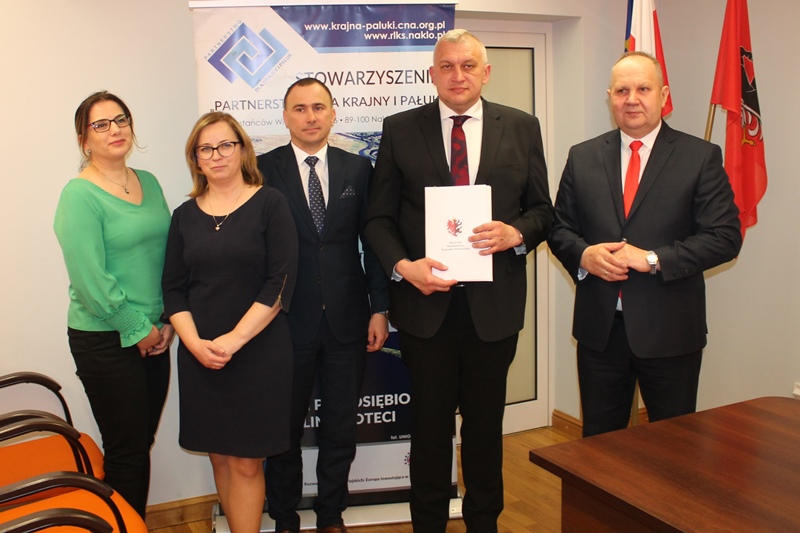 Przedstawiciele Gminy Sadki z Wicemarszałkiem i Prezes LGD.