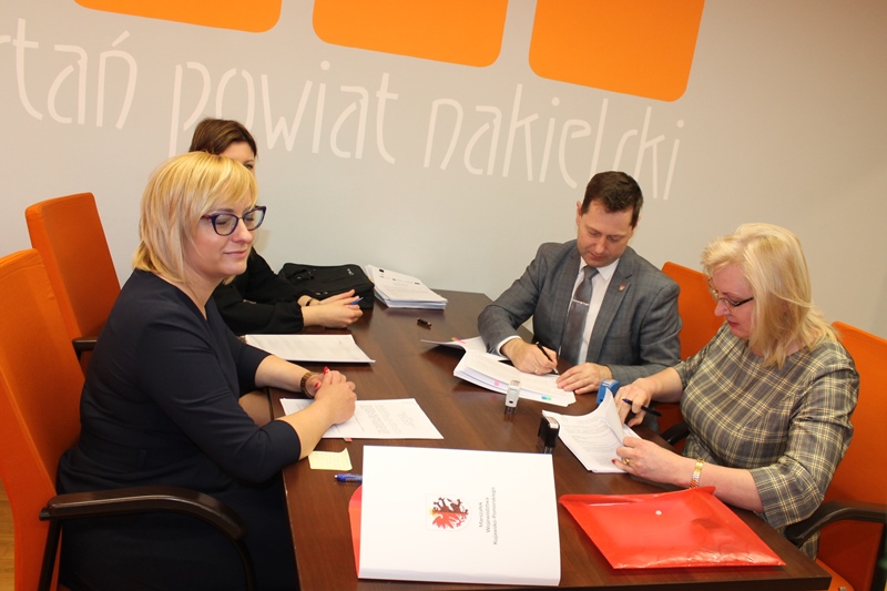 Przedstawiciele Gminy Szubin podpisują umowę.
