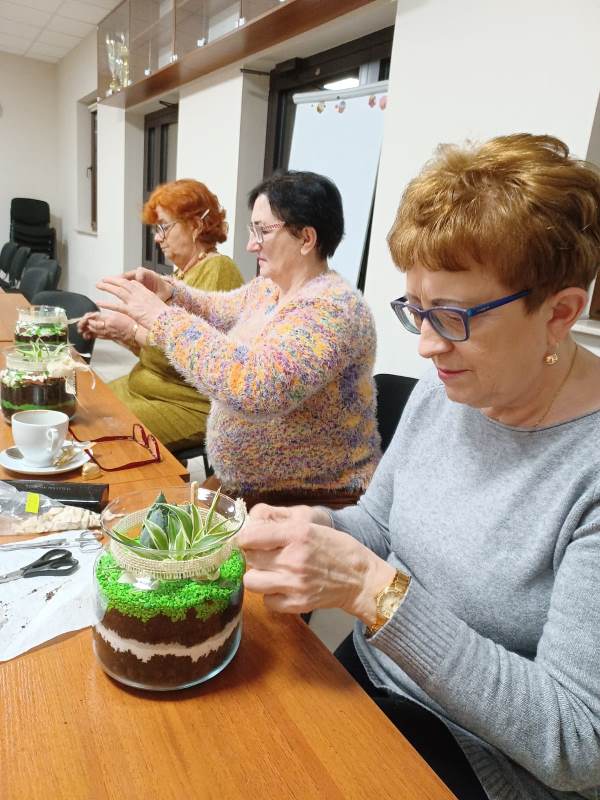 Panie pracujące na warsztatach.