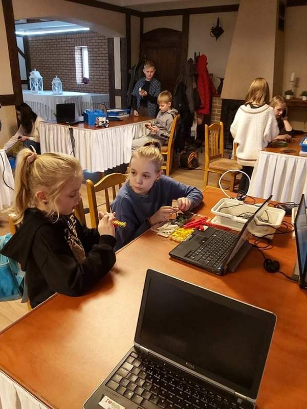 dzieci podczas zajęć z robotyki