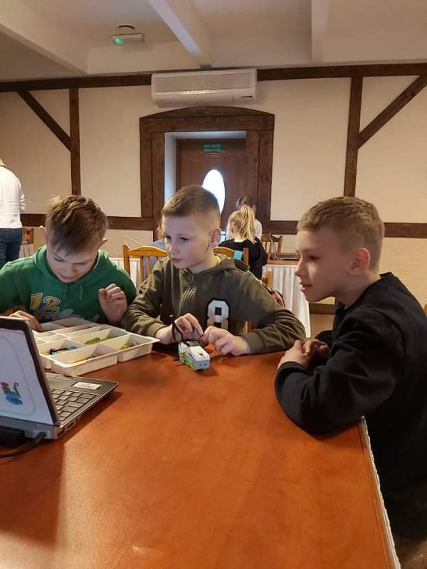 chłopcy przy laptopie