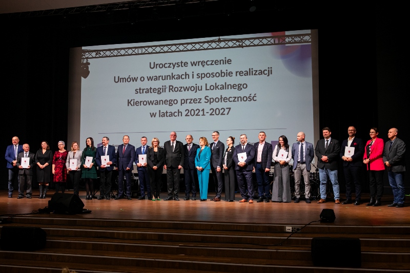 grupa przedstawicieli LGD pozuje do zdjęcia z wręczonymi umowami.