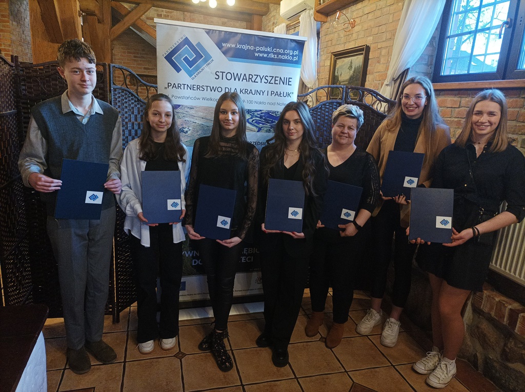 Stypendyści Partnerstwa, od lewej: Aleksander, Zofia, Weronika, Daria, Julia (mama), Julia, Maria.