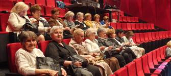 Uczestniczki projektu na widowni w teatrze.