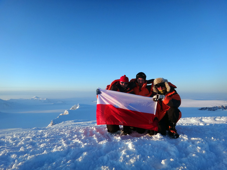 Przez Arktykę w różowych rękawiczkach