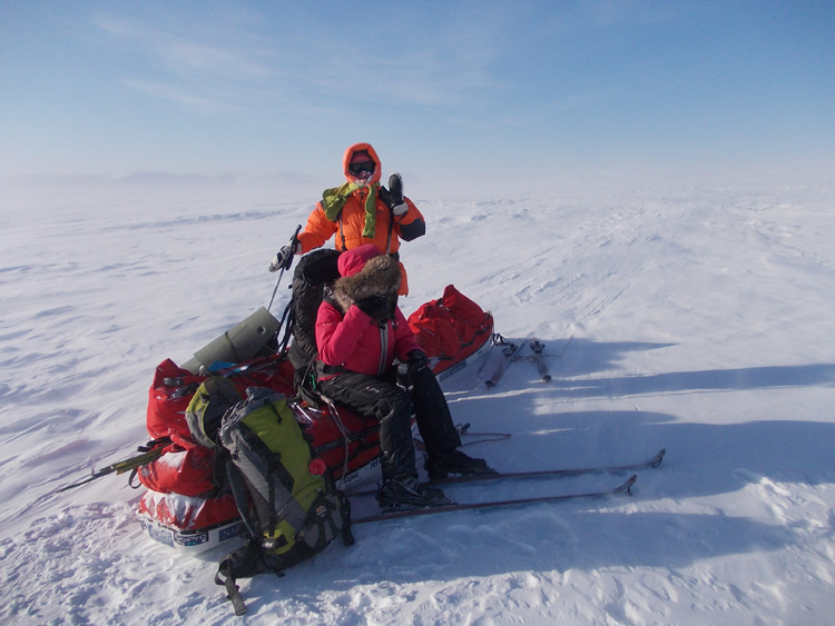 Przez Arktykę w różowych rękawiczkach